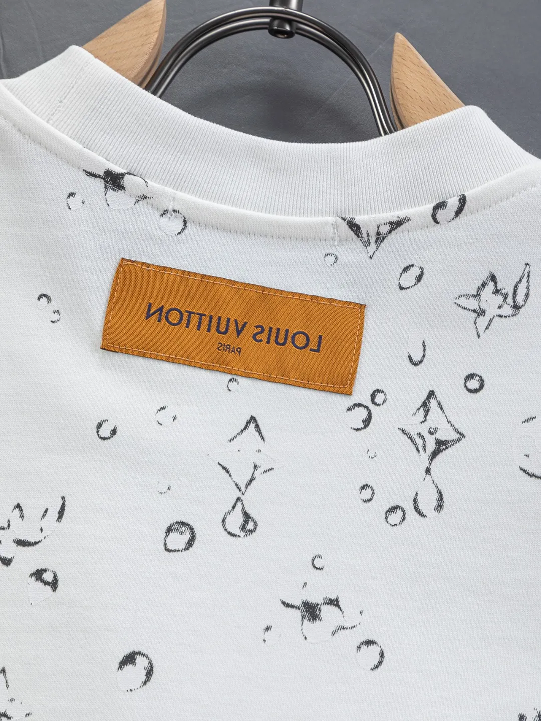🅿️200 Louis Vuitton 1V LV lv slightly wide version S-XL LV 26ss new products are available at counters simultaneously. Multiple craftsmanship. Gold thread jacquard checkerboard letters on the chest🪡 embroidery. Round neck short-sleeved T-shirt, same style for men and women! Consigned to one-to-one creation. Synchronized with the official website, pure cotton fabrics at the counter! It is close to the skin and comfortable, durable and easy to wear. It has a classic and simple logo design and meticulous original craftsmanship. Short-sleeves, a must-have item for men, do not appear to be the same for the general public, but must be unique and eye-catching. This LV short-sleeve is all about quality, comfort, the same shape and fashion as always, including fabrics and cutting techniques. All of them have been made with great effort! 320 grams of washed pure cotton fabric, pure cotton is breathable, very refreshing and comfortable for daily wear. The rib knitting on the neckline is smooth and tight, and the neckline will not be skewed if you toss it at will. The loose version, you will find that it looks really good on the upper body. The overall is minimalist and neat, super versatile for daily use! Pair it casually with a pair of pants for a youthful look. A T-shirt will make your outfit crazy. It is a fashionable item that can never go wrong! Color: Black White Size: S-XL Size chart: S: Shoulder width 50-Bust 56-Length 70 M: Shoulder width 52-Bust 57-Length 72 L: Shoulder width 54-Bust 59-Length 74 XL: Shoulder width 56-Bust 62-Length 76
